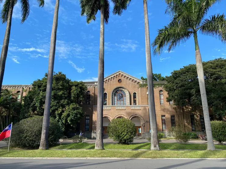 椰林大道北側的舊總圖書館，現為校史館