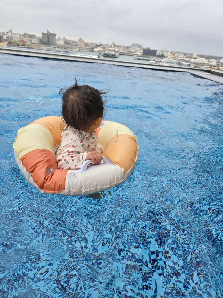 無邊際游泳池,但秋天東北季風大太冷怕寶寶感冒,早早撤退回室內