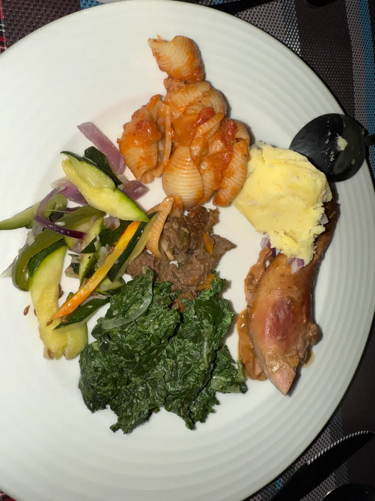 主廚是印度籍師傅，超級會煮，菠菜泥、smash potato、南瓜濃湯、羊排等，吃到都想一直續