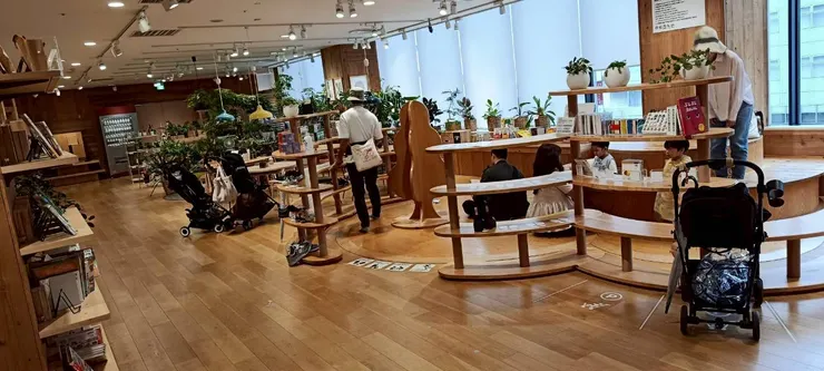 想不到服飾店還有附設親子區，這裡真的很親民👍