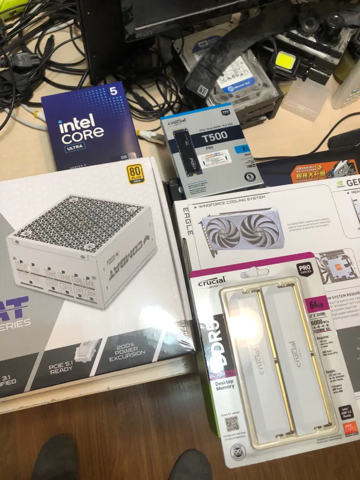 零組件逐漸到貨，這回的零件都是白色的。