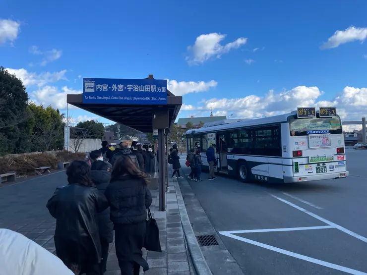 下近鐵就可看到通往神宮的公車站牌