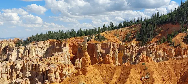 中間的石頭像一個人站在那裡