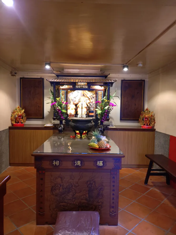 一樓土地公(右側為原始石雕)