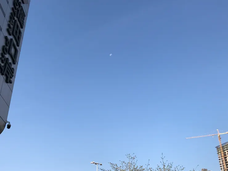 集合等旅遊巴時天上還有一輪殘月。