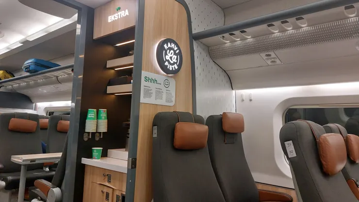 車上有一區可以自助取用黑咖啡、熱茶。