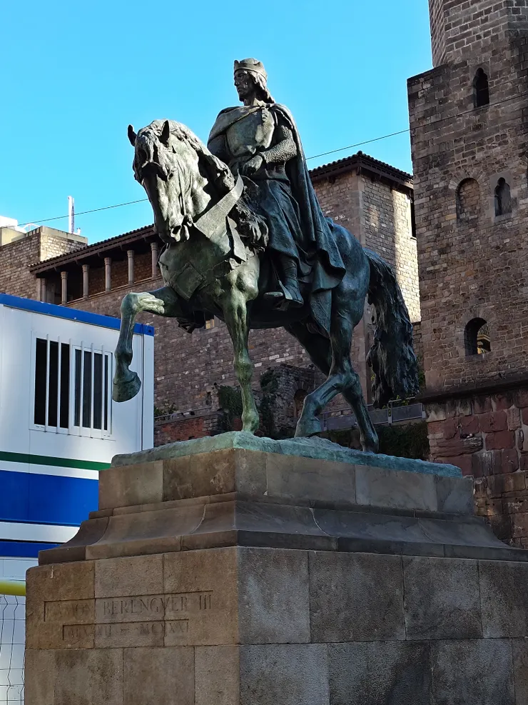 位於巴塞隆納市中心的拉蒙‧貝倫格爾三世雕像