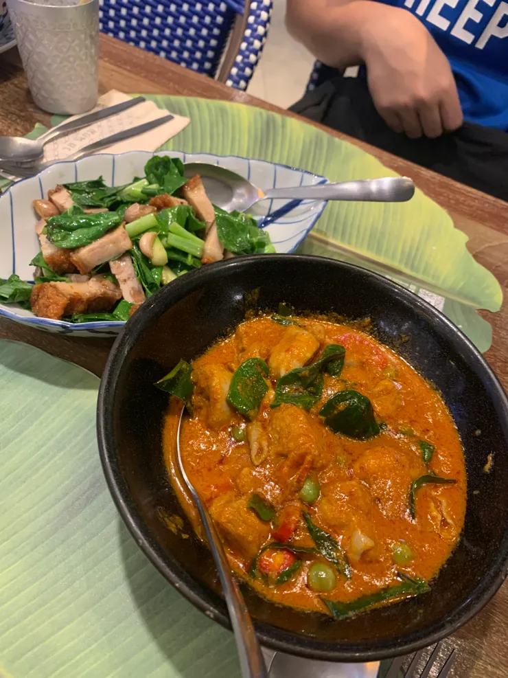 Ros'niyom的帕能紅咖哩雞、芥蘭炒脆皮豬