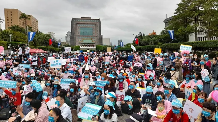 去年11月13日，許添盛號召千名民眾集結凱達格蘭大道，抗議建商鑽法律漏洞、坑殺購屋族。資料照片