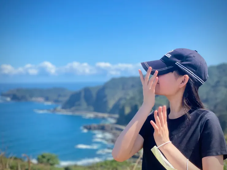 在山頂向東邊海岸望去，遠方岬角是「鼻頭角」