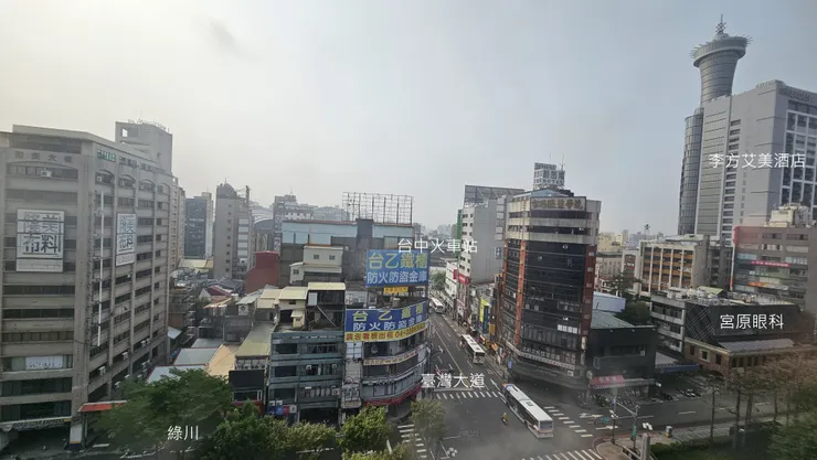 這是從「台中葉綠宿川閱」房間內所看出去的風景!