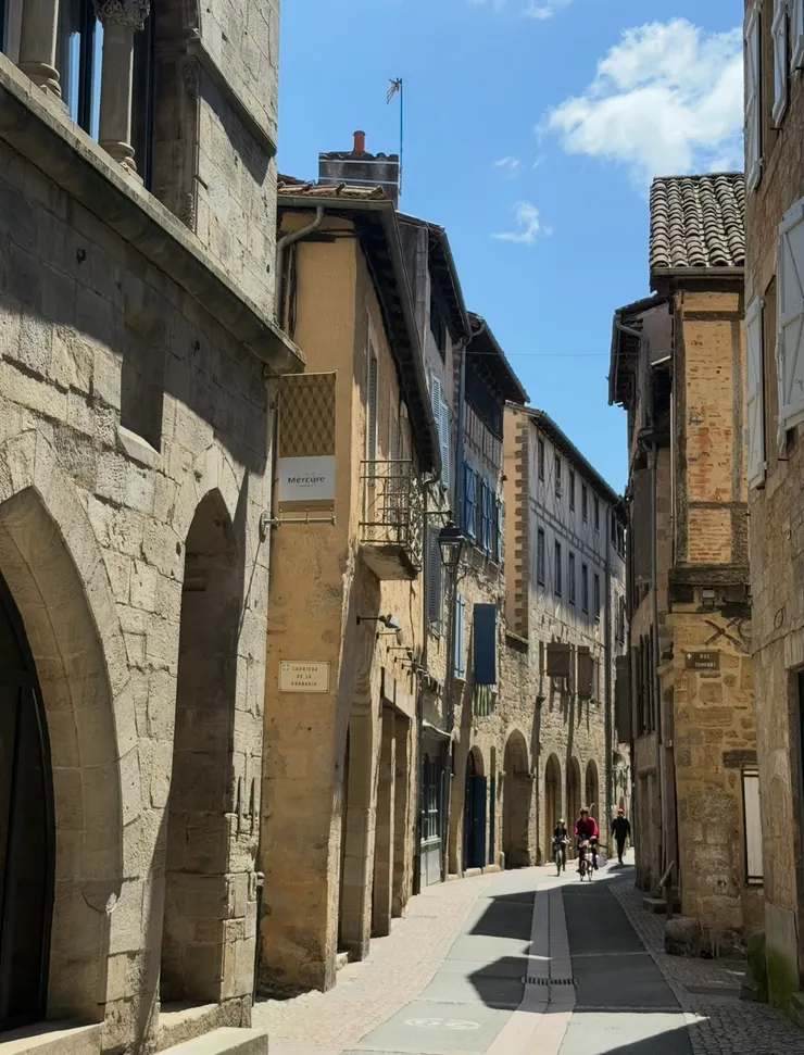 美居大飯店居然也在同一條街上