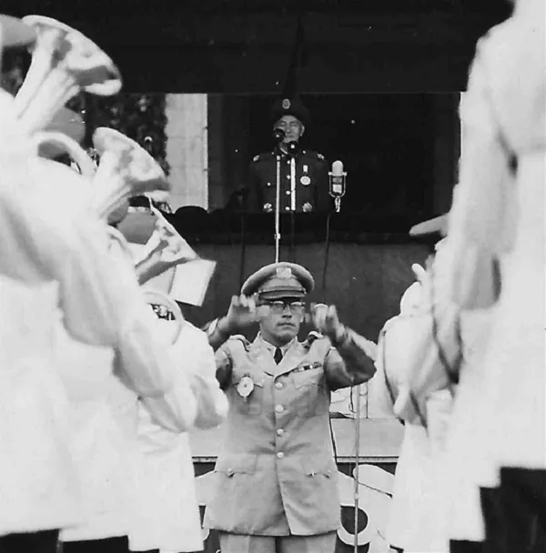 艾理生協助創設「國軍示範樂隊」;圖為1955年10月10日國慶日在總統府前指揮樂隊。(圖片:國防部示範樂隊)