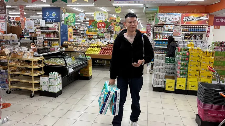 圖說：民眾日常採買時，以iPhone搭配郵政VISA金融卡即可快速完成行動支付，輕鬆又便利。（圖／記者拍攝）