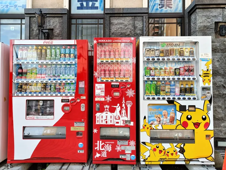 從小樽出發前，路上就看到北海道限定的可樂販賣機