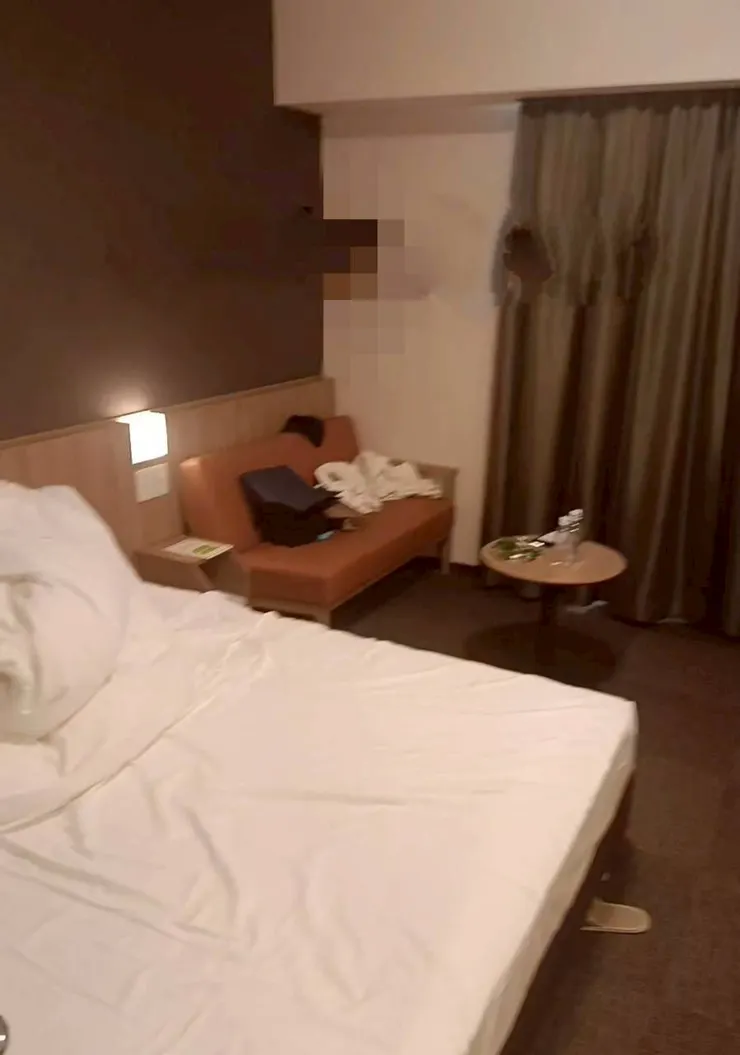 房間內.....因為太累了，來不及整理就拍😅