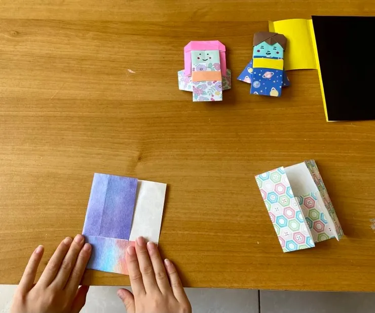 挑出喜歡的色紙摺和服娃娃本體，再為娃娃配上適合腰帶和頭髮，這也可以訓練配色敏感度喔！上面那兩隻娃娃是我前一晚先摺好的範本。