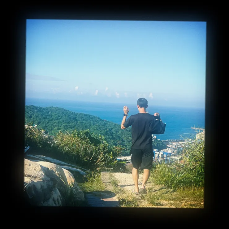 看風景，還能自我娛樂的男友