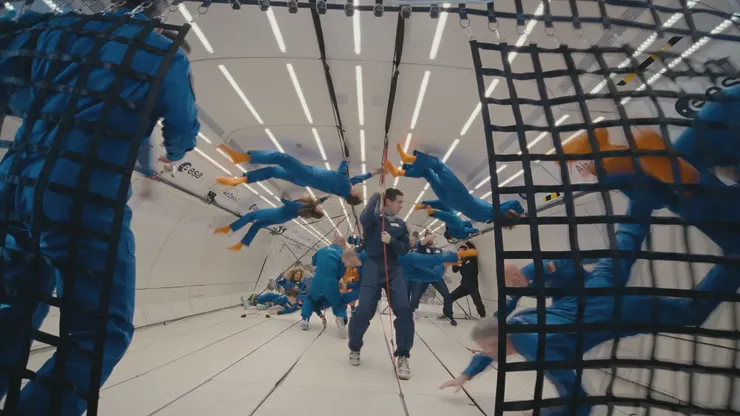 本片延續1960年代阿波羅計畫的歷史脈絡，同時強調國際合作與多元價值。主角亞曼達作為首位登月女性，象徵新世代太空探索的轉型。