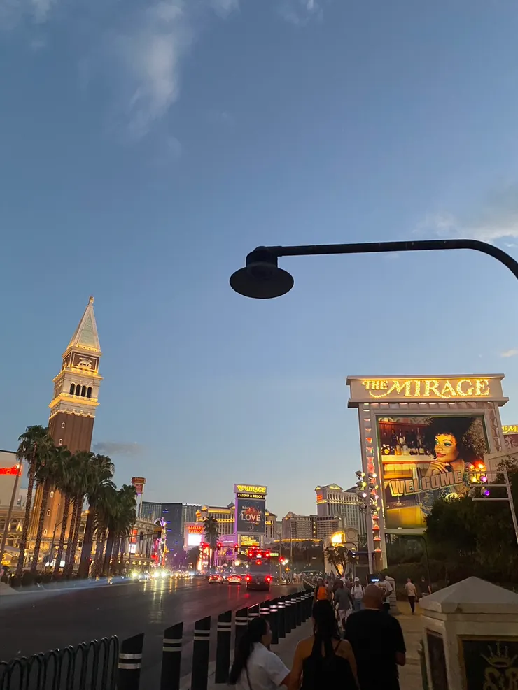 Vegas 的主街道 The strip 一隅。Vegas 的空氣就像前任一樣,不那麼討喜。(圖:予晞)