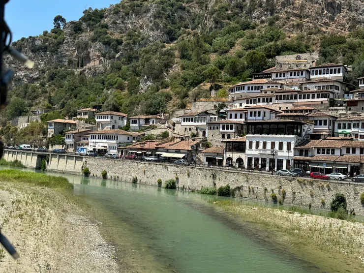 這裡就像是中國歷史小說的XX關口,在一條蜿蜒的河流兩旁鎮守著狹窄的通道