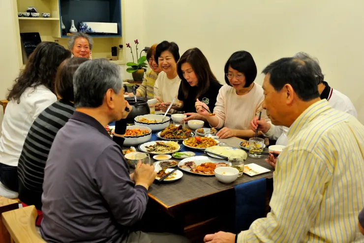 【燈光暖澄澄照耀著熱呼呼的歡樂！席間談笑，這次月悅酩久違地全員到齊。】