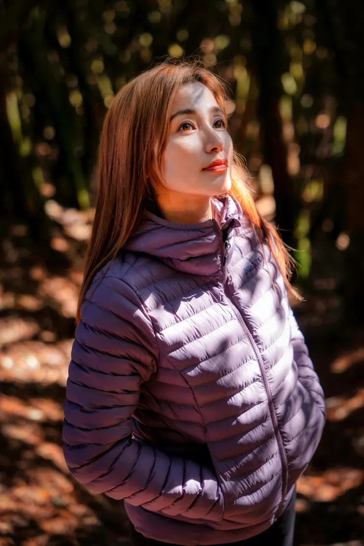 粉藕色的Marmot echo featherless化纖外套襯托出女性的柔美