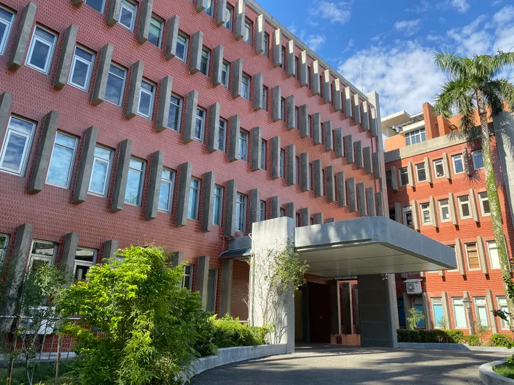 圓弧造型的雨庇，線條十分優美