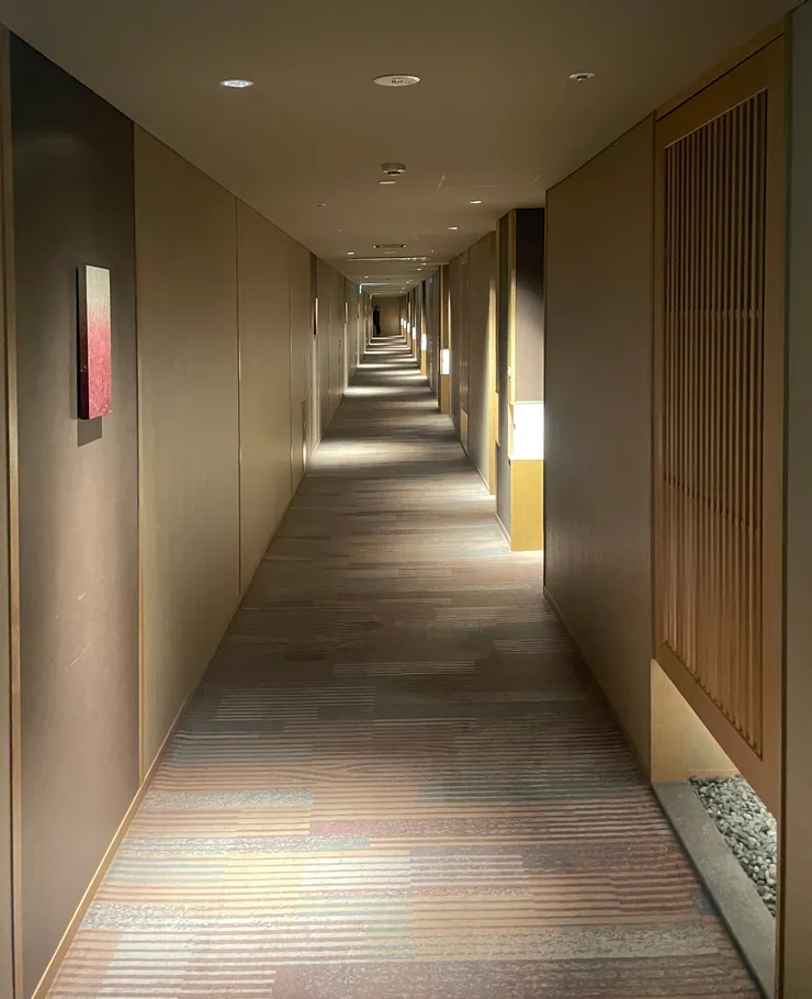 大飯店總是有無止境的長廊跟房間