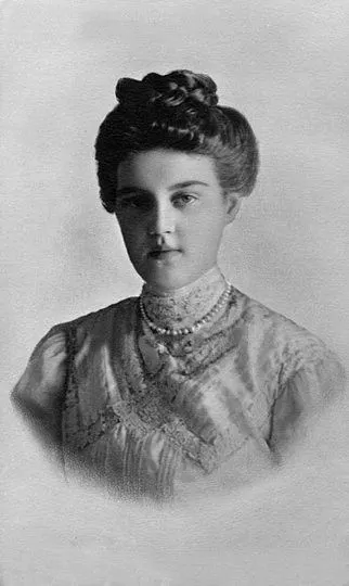 瑪麗雅女大公在少女時代常梳的蓬鬆髮型為「蓬巴杜髮型」的變種。