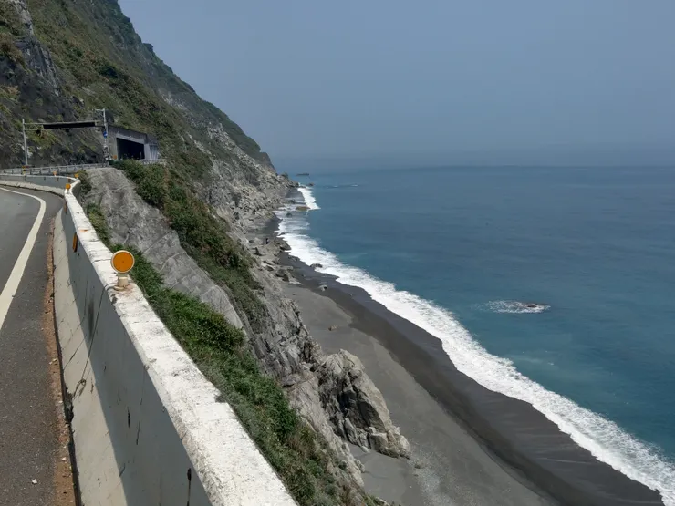 回望美麗的海岸線及和平隧道。