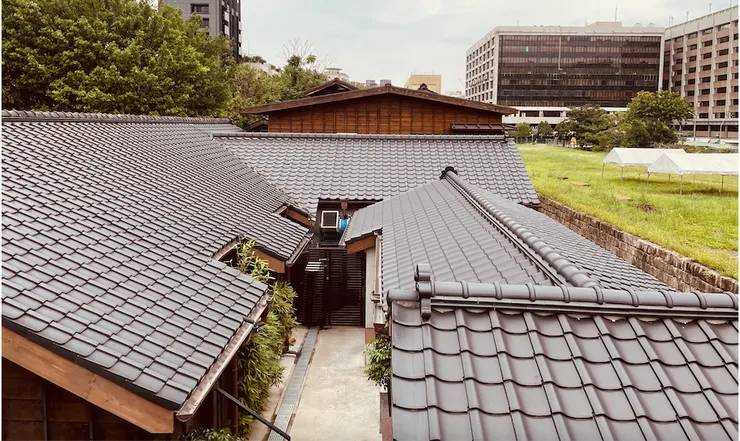 園區設有電梯可讓民眾登上樓房俯瞰台北監獄圍牆遺跡。