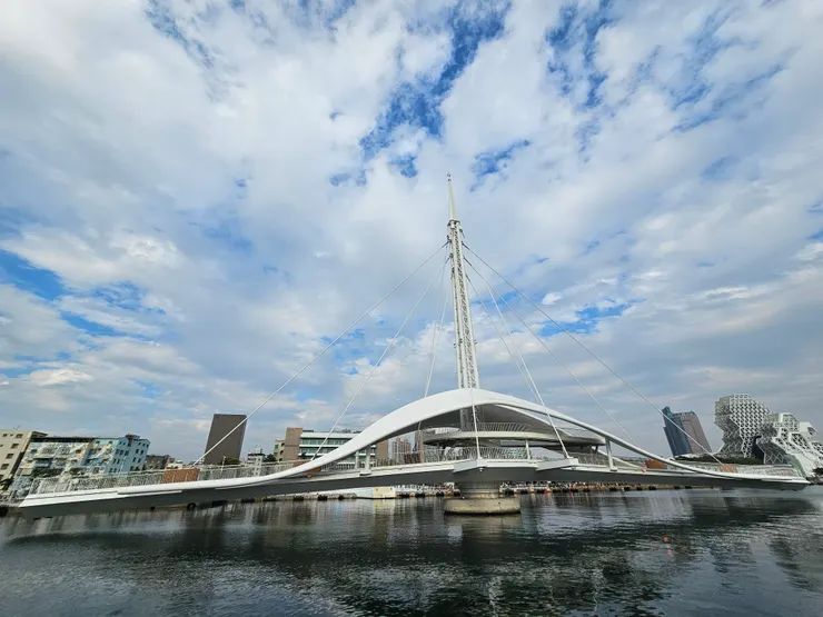 選轉90度,讓船隻能通過