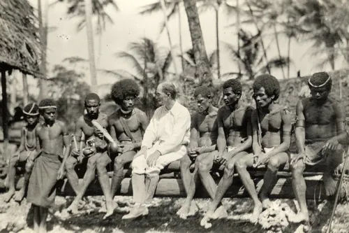 波蘭裔英國人類學家布朗尼斯洛‧馬林諾斯基（Bronislaw Malinowski 1884-1942）與初步蘭群島上的當地原住民。