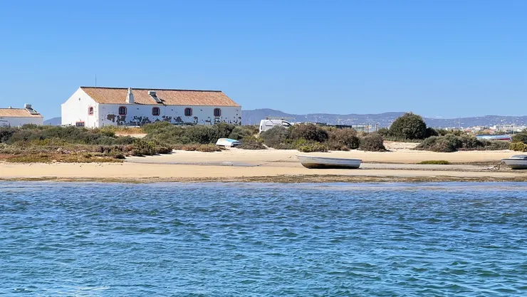 人煙罕至的度假沙灘