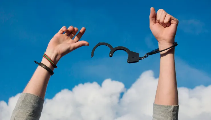 鬆開那些看不見的束縛，讓人重新回到自己的身上。