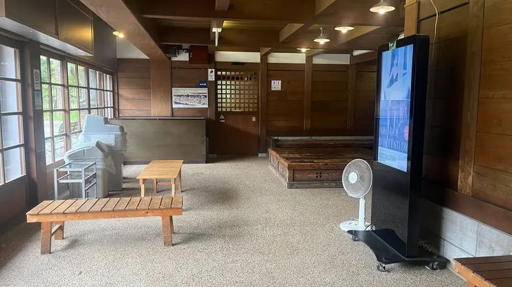 1樓是免費休息區，往2樓前進就對了。