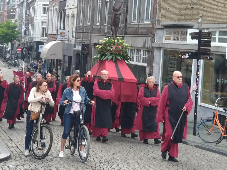 在馬斯垂克的石橋上，遇上了宗教活動