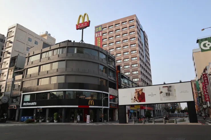鹽埕麥當勞，正式名稱為「麥當勞－新大勇中心」