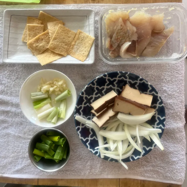 備料完成。是說後來也習慣料都備好再開火，手順上會流暢不少。