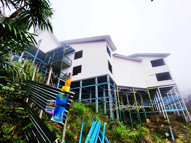 ▲12:47抵達新蓋的山屋，還在修建中，尚未完工。