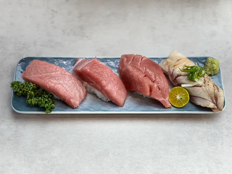 黑鮪魚握壽司：（左起）金三角、上腹、中腹及炙燒皮油，價位各異，共TWD$690