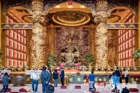 龍形天井設計、7.2公尺高的武財神（圖片截圖於網路）