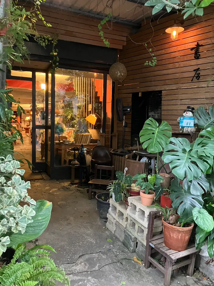 隱身於新北市板橋區台藝大後門的《凝流書店生活》《書店》書店