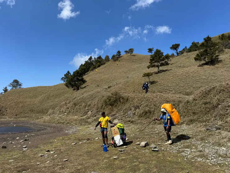 我們在地勢比較平坦的小看天池紮營。