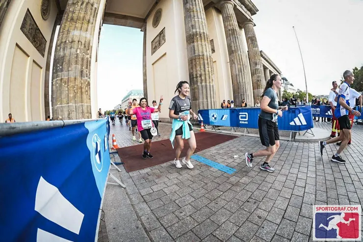 每位跑者在通過布蘭登堡門時都露出開心地微笑，我做到啦!