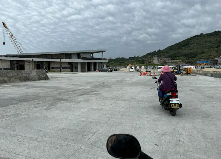 民宿老闆娘將機車騎來碼頭等我們，再騎著機車領我們到民宿