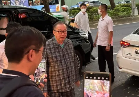 繼與台積電創辦人張忠謀夫婦、廣達董事長林百里等人到「鄒記食舖」用餐後，黃仁勳也在晚上作東，宴請台灣供應鏈大老闆，座上賓包括鴻海董事長劉揚偉、廣達董事長林百里、和碩董事長童子賢、華碩董事長施崇棠、雲達總經理楊麒令等人(自由時報，卓怡君攝)。