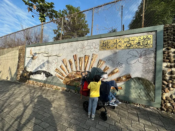 幫睡著的祐拉下遮陽的懿❤️