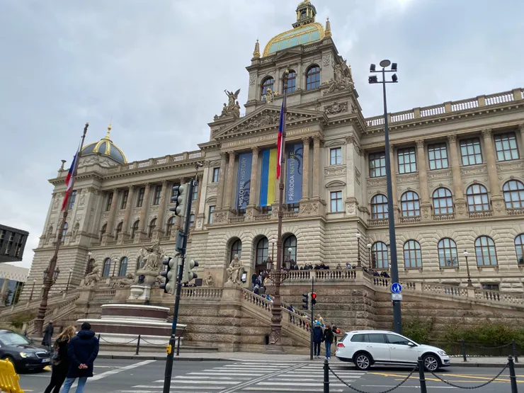 ▲捷克國家博物館建於19世紀末，建築典雅而且氣派恢宏，承襲古典柱式系統與結合當時代設計美學，表現新文藝復興風格。